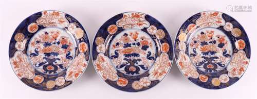 Een serie van drie porseleinen Imari borden, Japan rond 1700...