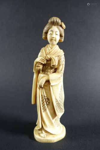 JAPON : Okimono en ivoire marin représentant une courtisane ...