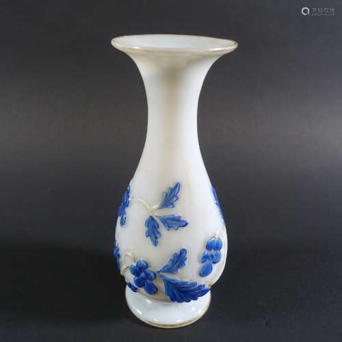 Vase balustre à col évasé en opaline blanche moulé à décor e...
