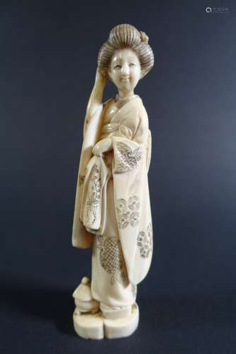 JAPON : Okimono en ivoire marin représentant une courtisane ...