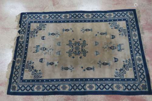 Grand tapis chinois en laine nouée à décor de mobilier sur f...