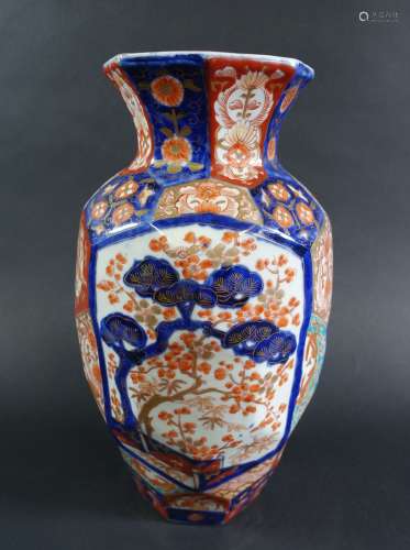 JAPON : Vase balustre facetté en porcelaine à décor Imari de...