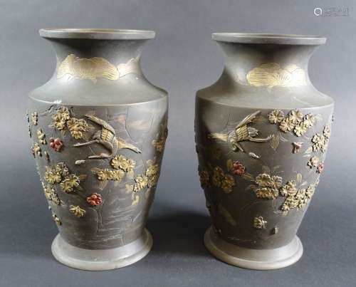 JAPON : Paire de vases en laiton patiné à décor gravé et en ...