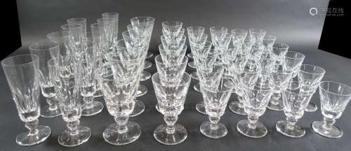 SAINT-LOUIS : Service de verres à pied en cristal taillé com...
