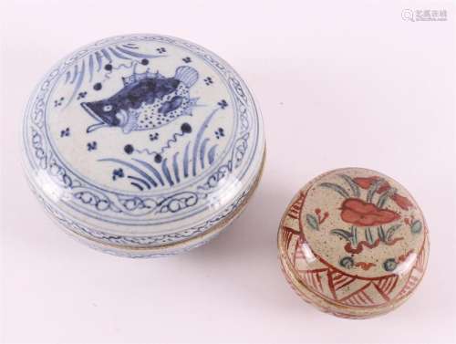 Two various porcelain ointment boxes with lids, China, Swato...