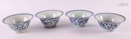 Een set van vier blauw/wit porseleinen kommen, China 19e eeu...
