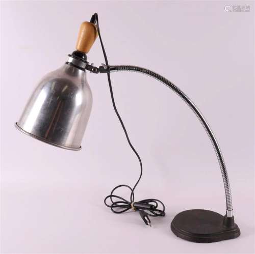 Een flexibele bureaulamp met aluminium kap en gietijzeren vo...