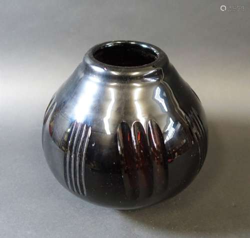 DELATTE André (1887-1953) : Vase boule en verre fumé à décor...