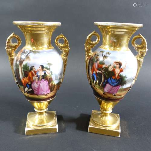 Paire de petits vases balustres en porcelaine d'époque Resta...