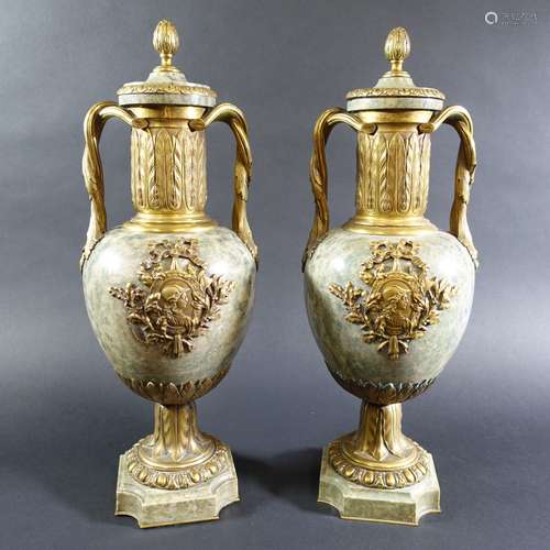 Paire de vases couverts de style Louis XVI de forme balustre...