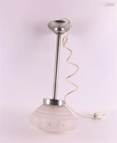 Een chroom metalen Art Deco hanglamp met gesatineerd glazen ...