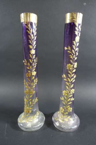 Paire de vases à longs cols en verre teinté mauve et décor f...