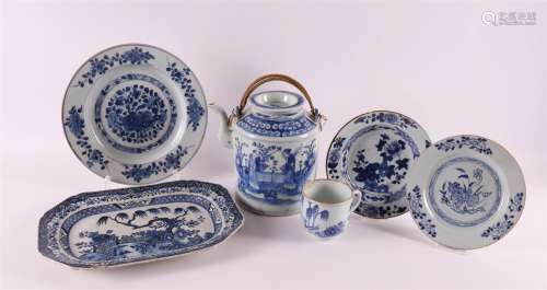 Een lot divers blauw/wit porselein, China 18e/19e eeuw.