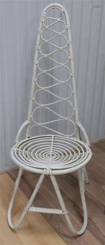 Een wit geverfde vintage rotan fauteuil, ontwerp: Dirk van S...