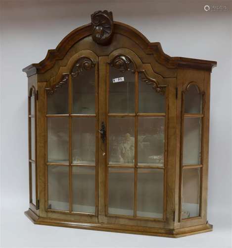 Een notenhouten gefineerde hangvitrine in Louis XV-stijl, 20...