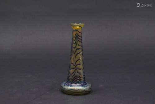 LOETZ (attribué à). Vase conique sur base renflée en verre v...