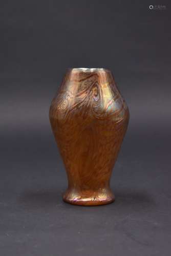LOETZ (attribué à). Vase ovoïde sur piédouche en verre orang...