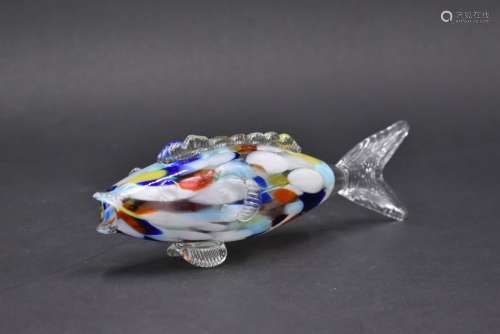 TRAVAIL ITALIEN. Poisson. Sculpture en verre blanc tacheté m...