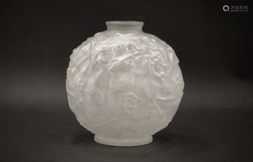 F. SPEYRONNET (?) Vase sphérique à petit col ourlé en verre ...