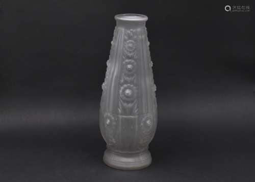 ETABLISSEMENTS LEUNE (1900 - 1930). Vase ovoïde sur talon co...