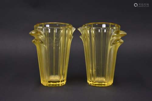 VERLYS. Paire de vases en verre jaune à corps conique en pan...