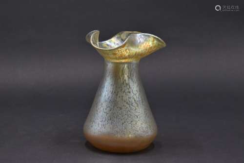 LOETZ. Vase conique à col polylobé modelé à chaud. Épreuve e...