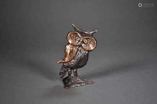 Yves LOHE (Né en 1947). Hibou en bronze patiné or et brun. S...