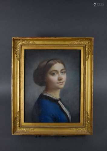 École du XIXe siècle. Jeune fille à la robe bleue. Pastel. 4...