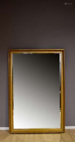 Grand miroir rectangulaire en bois doré à cannelures. XXe si...