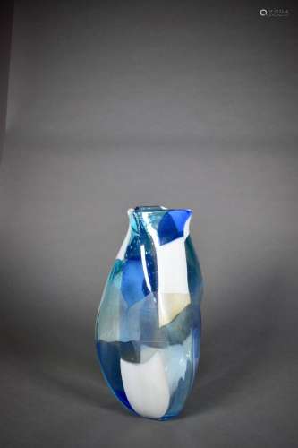 Important vase de forme libre en verre bleu et blanc bullé. ...