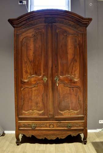 Grande armoire de mariage en noyer mouluré sculpté de guirla...