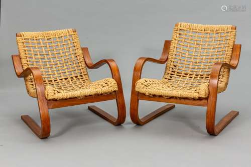 Alvar AALTO (1898-1976). Paire de fauteuils n° 225 à structu...