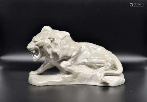 Camille THARAUD (1878-1956). Lion en porcelaine émaillée gri...