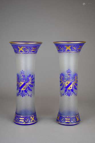 SAINT LOUIS. Paire de vases cornet en cristal à décor émaill...