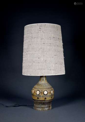 Georges PELLETIER (né en 1938). Lampe à poser en céramique à...