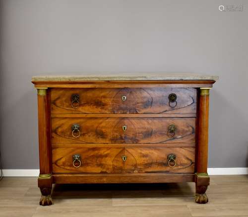 Commode en noyer et placage de ronce de noyer (éclats, trace...