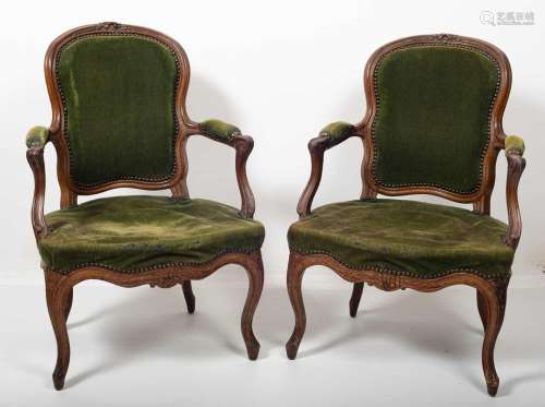 576. Paire de fauteuils Louis XV,modèle en cabriolet en hêtr...