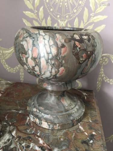 330. Pot en marbre veiné rose et gris, XXe siècle,modèle sur...