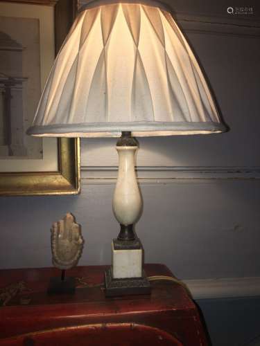 262. Pied de lampe, fin XIXe siècleen marbre et bronze doré....