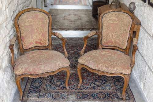 361. Paire de fauteuils en cabriolet Louis XV,en hêtre patin...