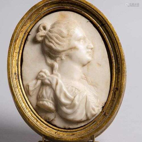 326. Médaillon présentant un profil de femme aristocratique,...