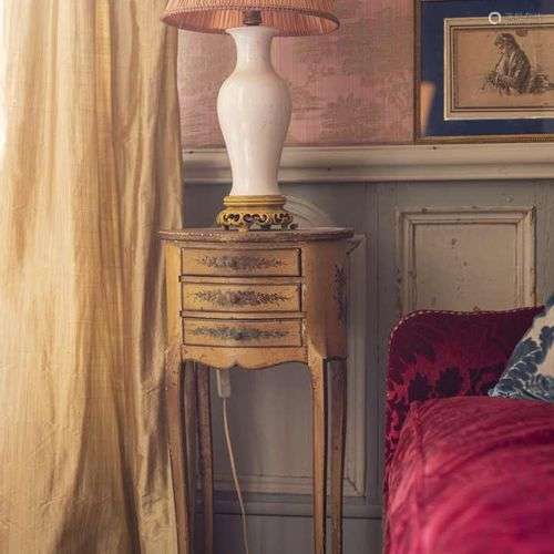 313. Petite table de style Louis XV, en bois laqué façon ver...