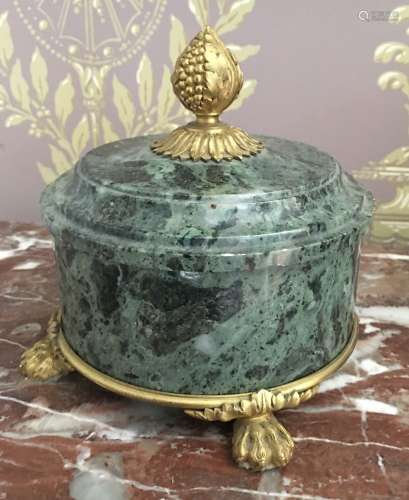 329. Boîte en marbre, XIXe siècle, à monture de bronze, repo...