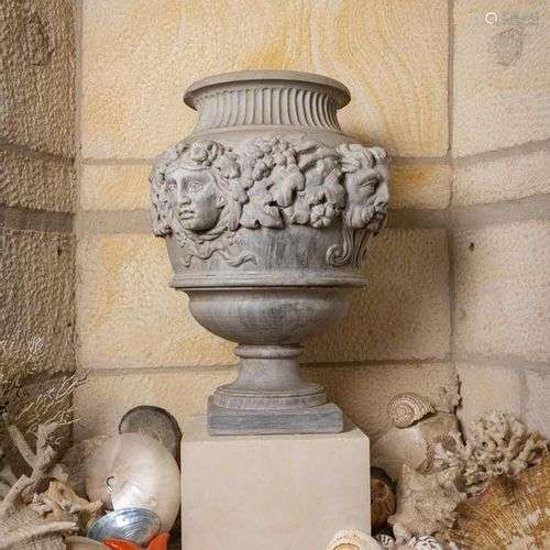 245. Grand Vase, Italie, milieu XIXe siècle,en marbre gris s...