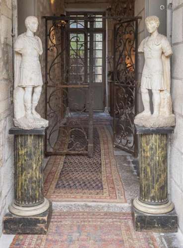 240. Paire de statues d’empereurs à l’antique, Italie, début...