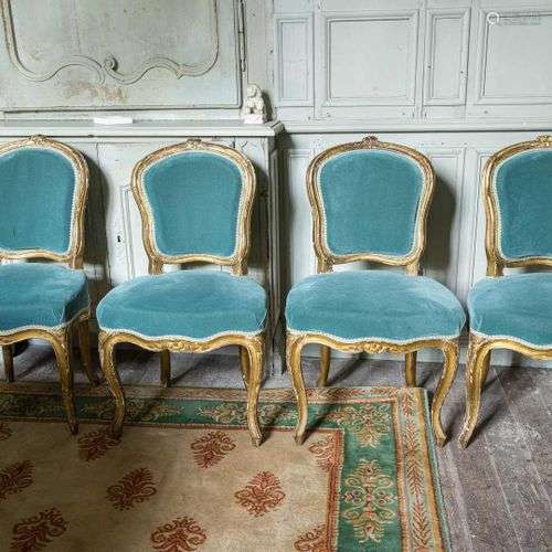 248. Suite de 4 chaises Louis XV,sculptées de fleurettes anc...
