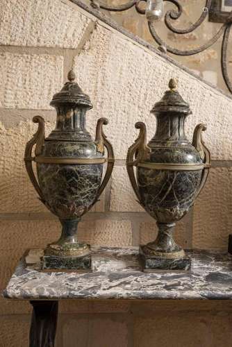 244. Paire de vases de style Louis XVI, XIXe siècle,monture ...