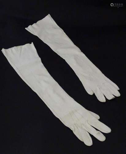 A pair of Edwardian white kid leather gloves. Approx. 20 1/2...