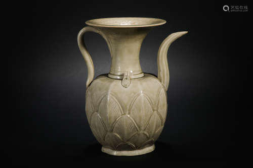 Song dynasty celadon flower petal portable pot