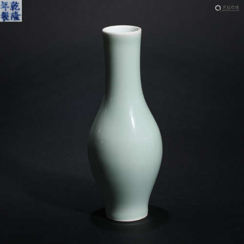 Qing Dynasty Bean Green Bottle